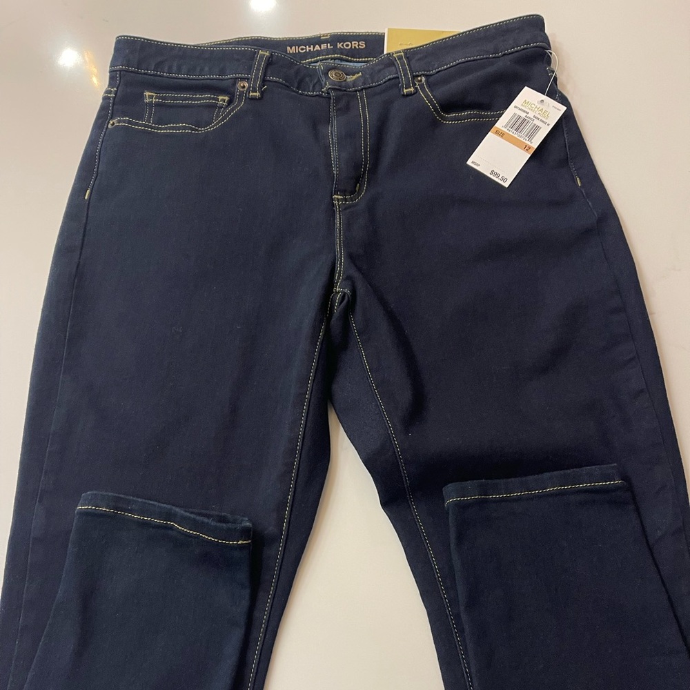 Micheal Michael Kors Izzy Skinny mid-rise jeans. Slim through hip and thigh.